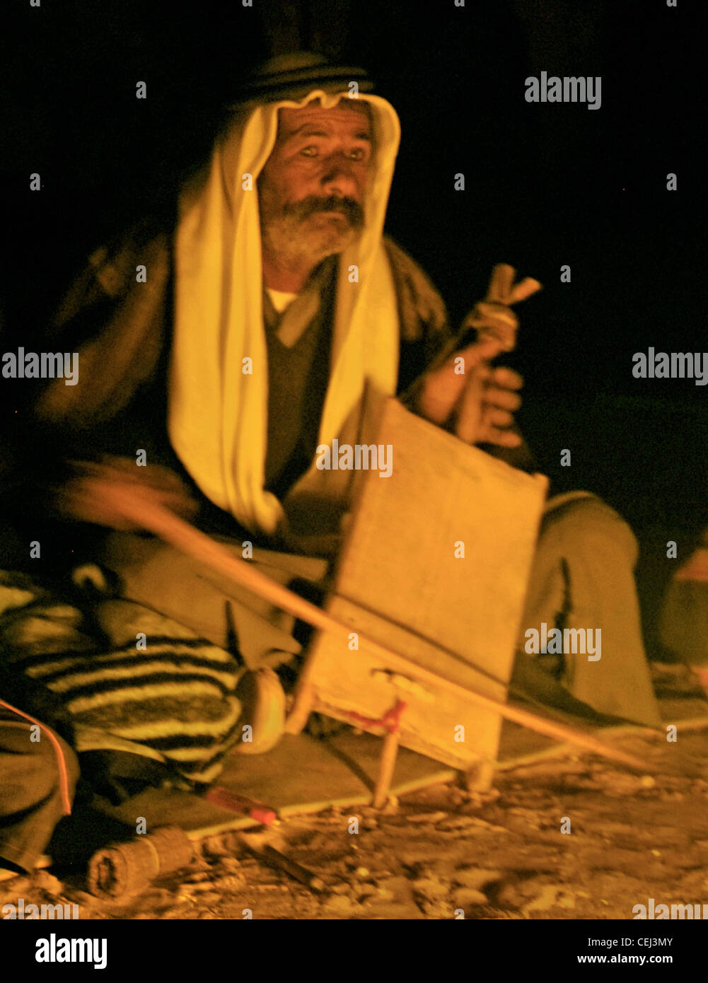 Bédouins du désert nomad à l'instrument de musique traditionnel. Banque D'Images