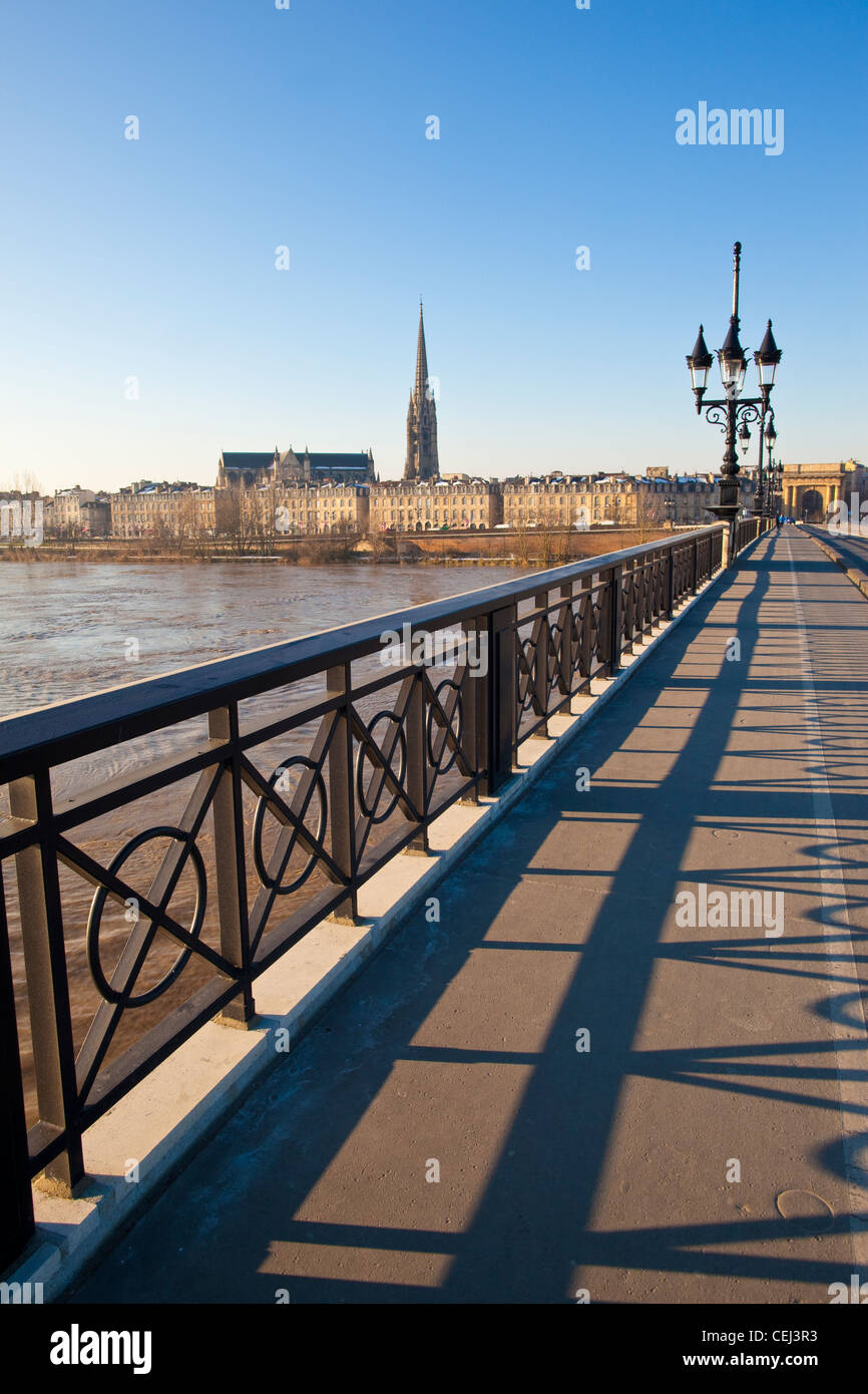 Pont de Pierre pont traversant la Garonne, avec la tour de St Michel et de la basilique au loin Bordeaux, France. Banque D'Images