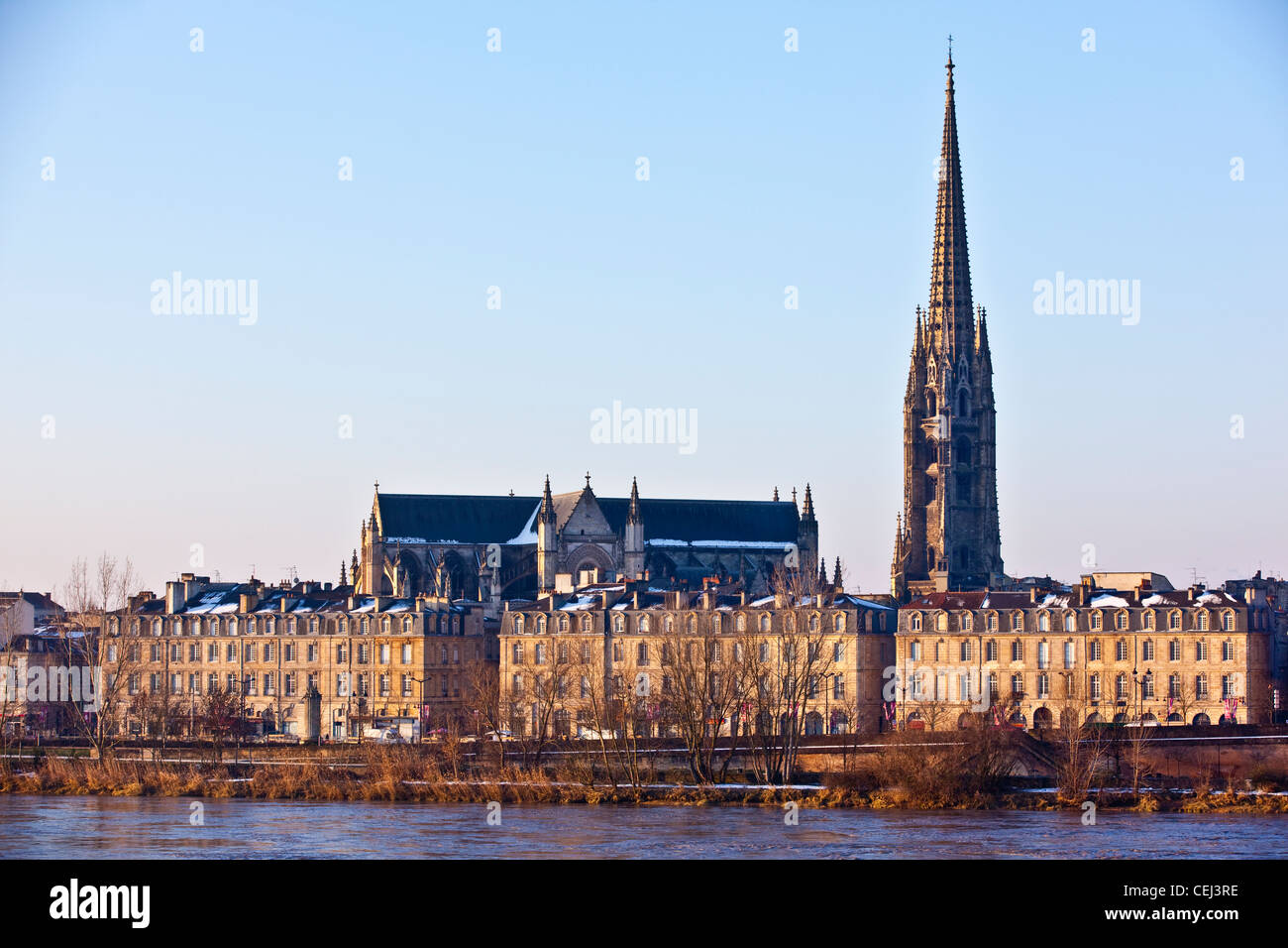 Pont de Pierre pont traversant la Garonne, avec la tour de St Michel et de la basilique au loin Bordeaux, France. Banque D'Images