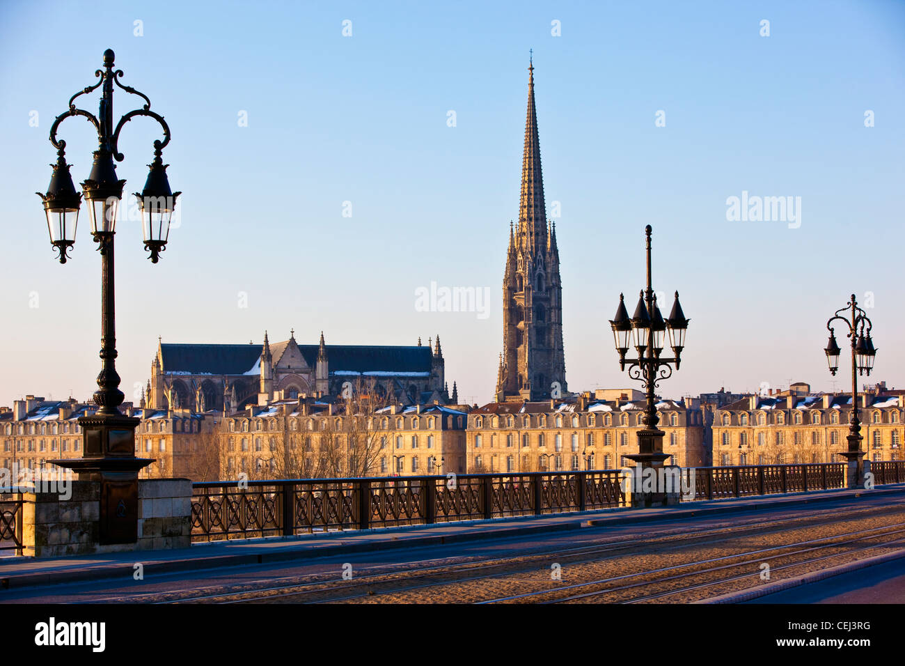 Pont de Pierre pont traversant la Garonne, avec la tour de St Michel et de la basilique au loin Bordeaux, France. Banque D'Images