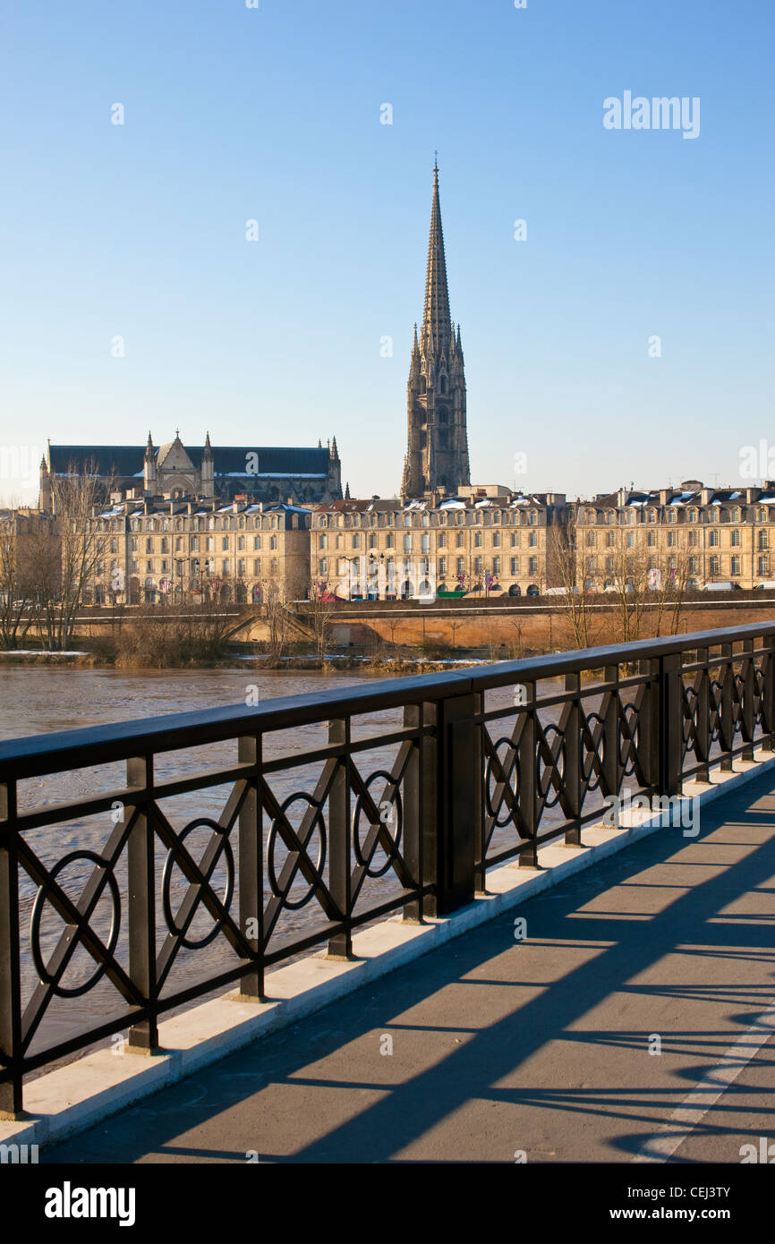 Pont de Pierre pont traversant la Garonne, avec la tour de St Michel et de la basilique au loin Bordeaux, France. Banque D'Images