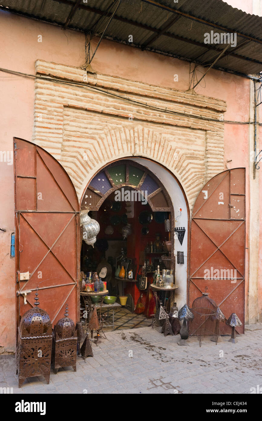Magasin qui vend des lampes en métal dans le quartier de la médina, Marrakech, Maroc, Afrique du Nord Banque D'Images