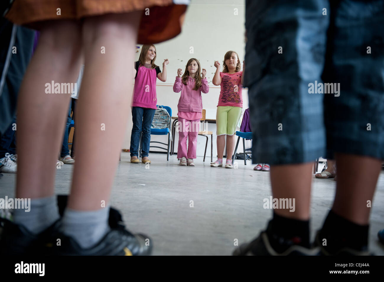 Les élèves de l'école dans village Konjevic dans la partie orientale de la Bosnie-Herzégovine. Banque D'Images