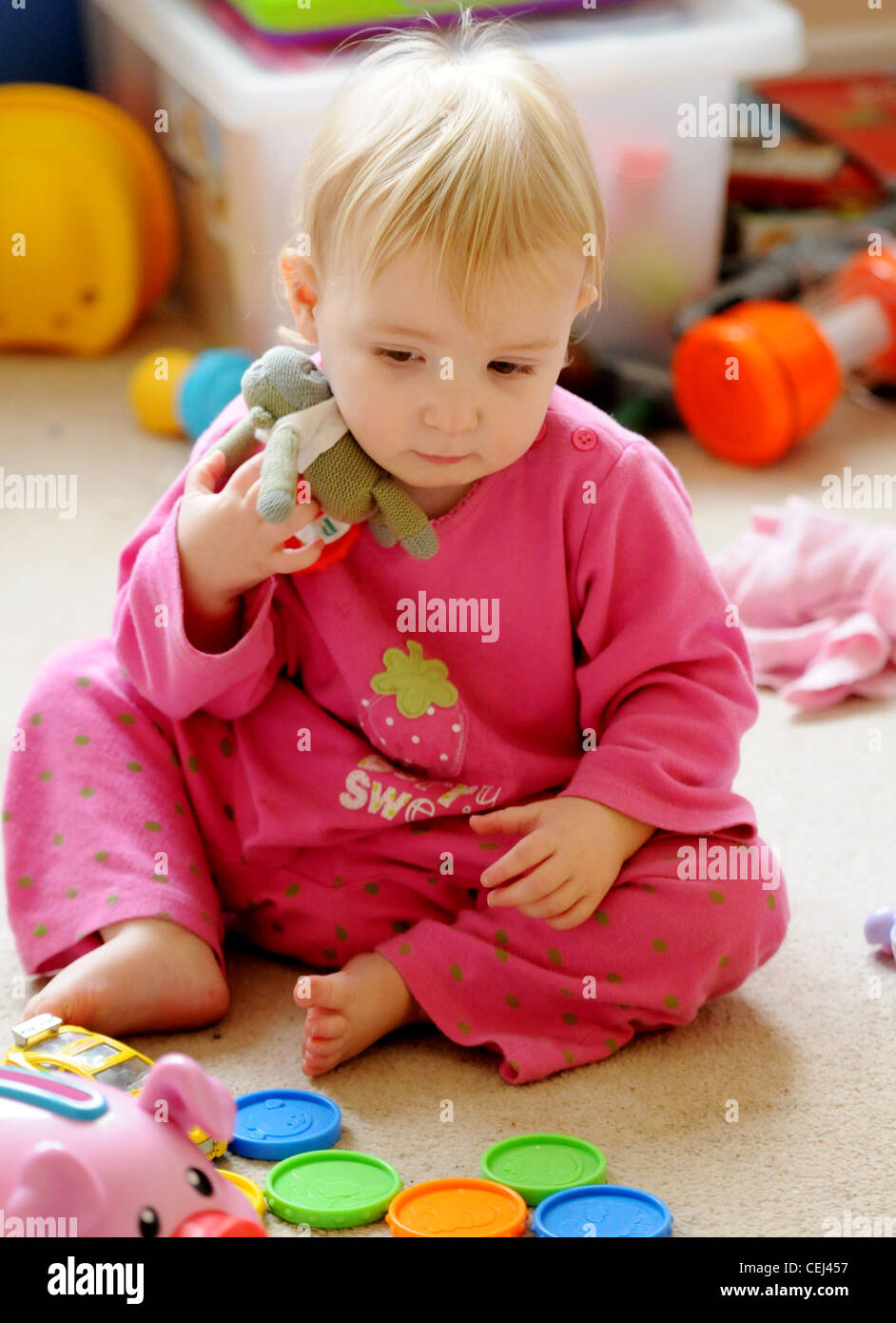 Un Bebe Joue Dans Une Salle De Jeux Avec Une Voiture Et Une Tirelire Et Peluches Photo Stock Alamy Un Bebe Joue Dans Une Salle De Jeux Avec Une Voiture Et Une Tirelire Et Peluches Photo Stock Alamy