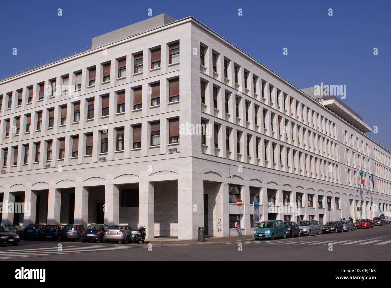 Immeuble de bureaux à la place John Fitzgerald Kennedy faisant partie de l'Eur (Esposizione Universale Roma ou E.42) de Rome Banque D'Images