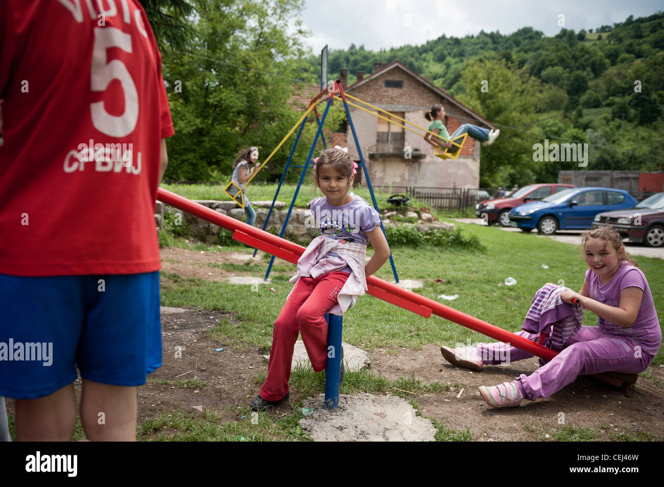 Les élèves en dehors de l'école dans le village de Kravice partie orientale de la Bosnie-Herzégovine. Banque D'Images