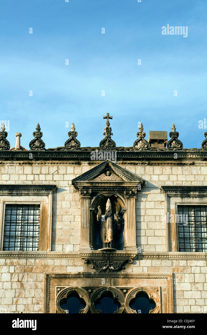 Le palais Sponza montrant le détail du gothique vénitien Fenêtres et statue de St Blaise Dalmatie Dubrovnik Croatie Banque D'Images