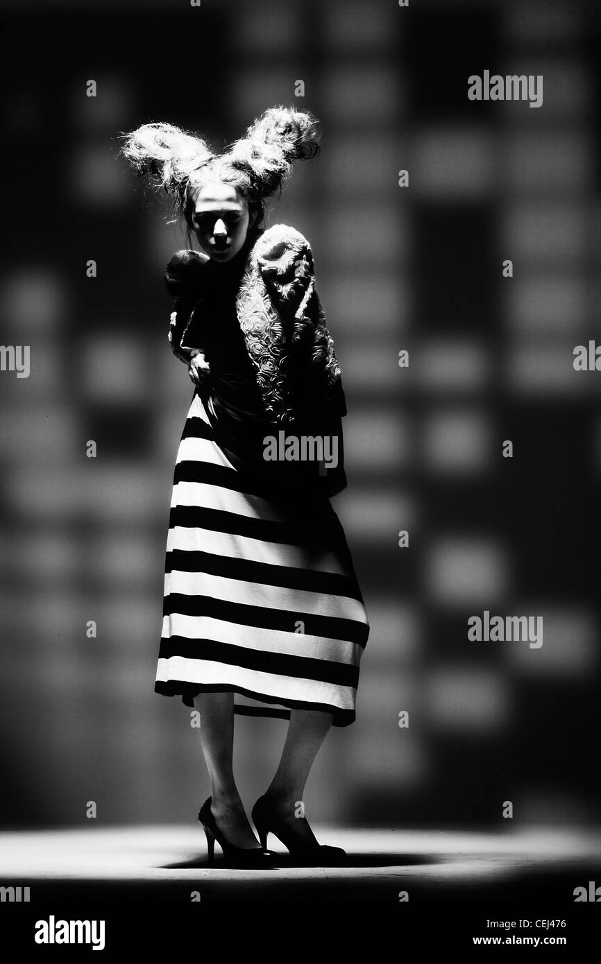 Portrait d'une femme blanche européenne dans le studio de porter des vêtements à la mode Banque D'Images