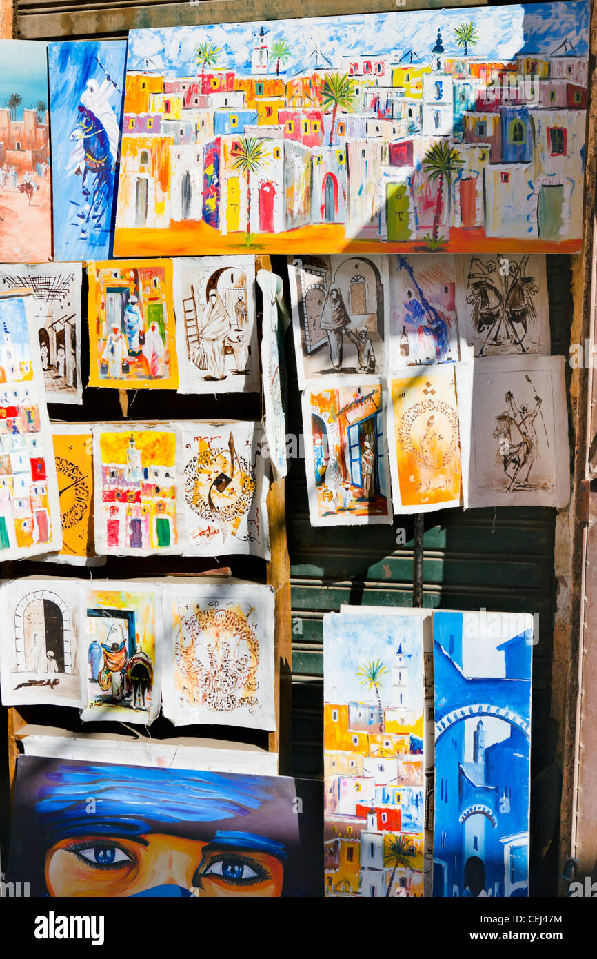 Bloquer la vente locale des peintures dans les Souks, Medina, Marrakech, Maroc, Afrique du Nord Banque D'Images