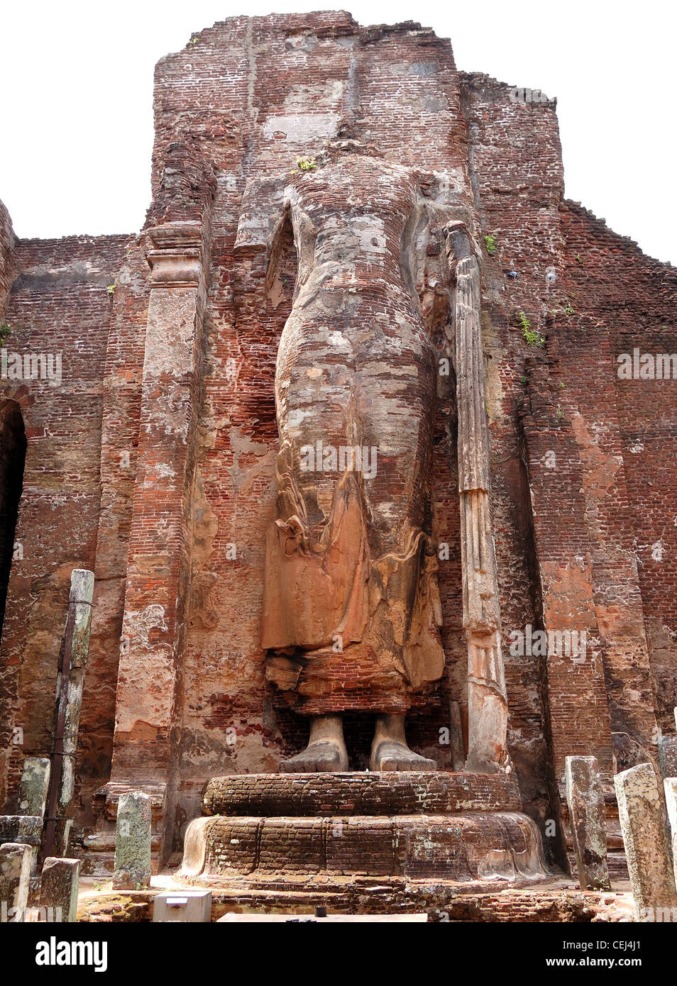 La statue du Bouddha Debout en ruine avec l'app. 8m de hauteur, Polonnaruwa (ancienne capitale du Sri Lanka) Banque D'Images