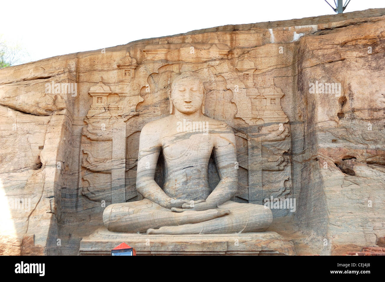 Gal Vihare ('Le Sanctuaire de pierre') dispose de trois statues du Bouddha dans trois poses différentes taillée dans le même gros rocher Banque D'Images