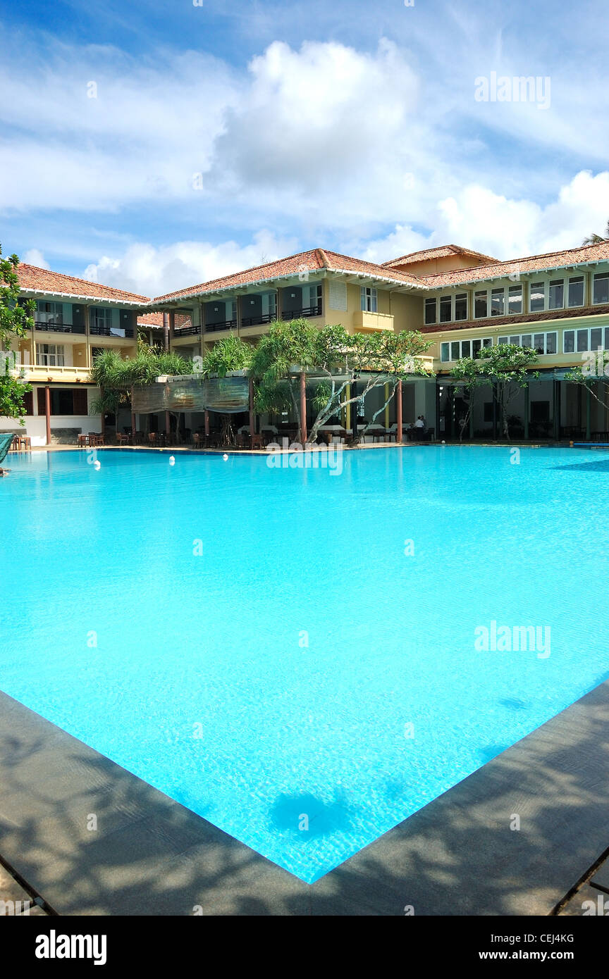 La piscine de l'hôtel de luxe et restaurant en plein air par piscine, Bentota, Sri Lanka Banque D'Images