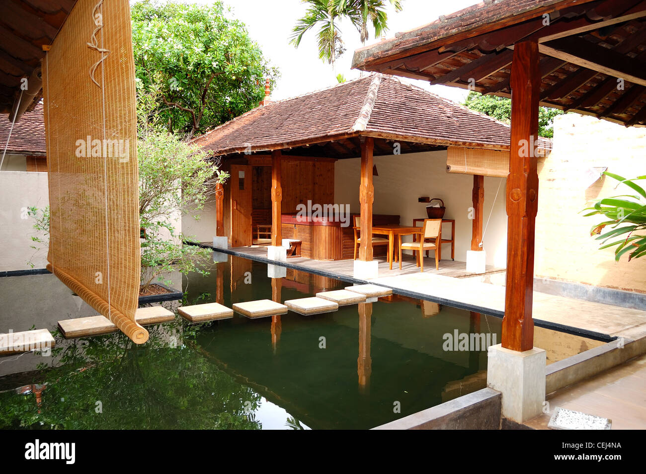 SPA avec jacuzzi extérieur à l'hôtel de luxe, Bentota, Sri Lanka Banque D'Images