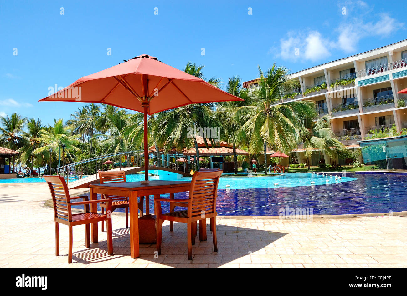 La table et les chaises de restaurant en plein air près de la piscine de l'hôtel de luxe, Bentota, Sri Lanka Banque D'Images