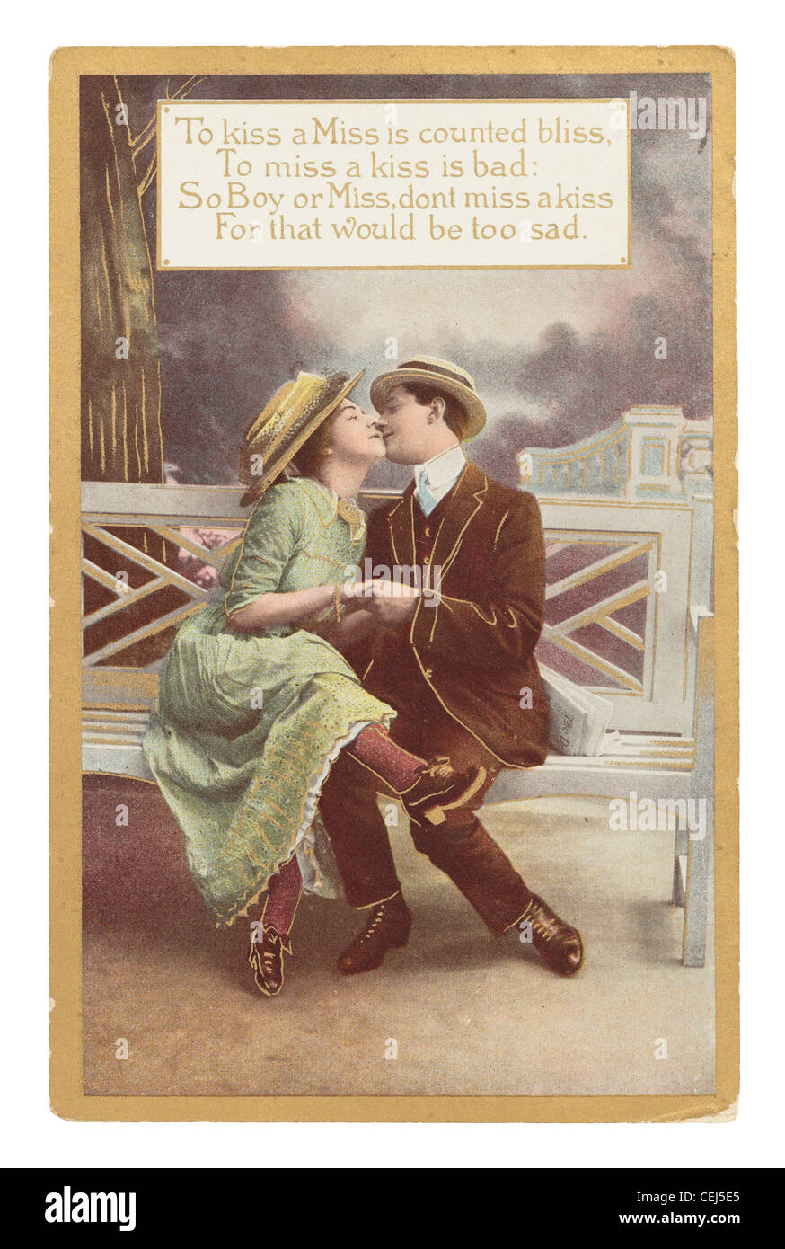 Carte postale édouardienne de couple d'amoureux s'embrassant. Banque D'Images
