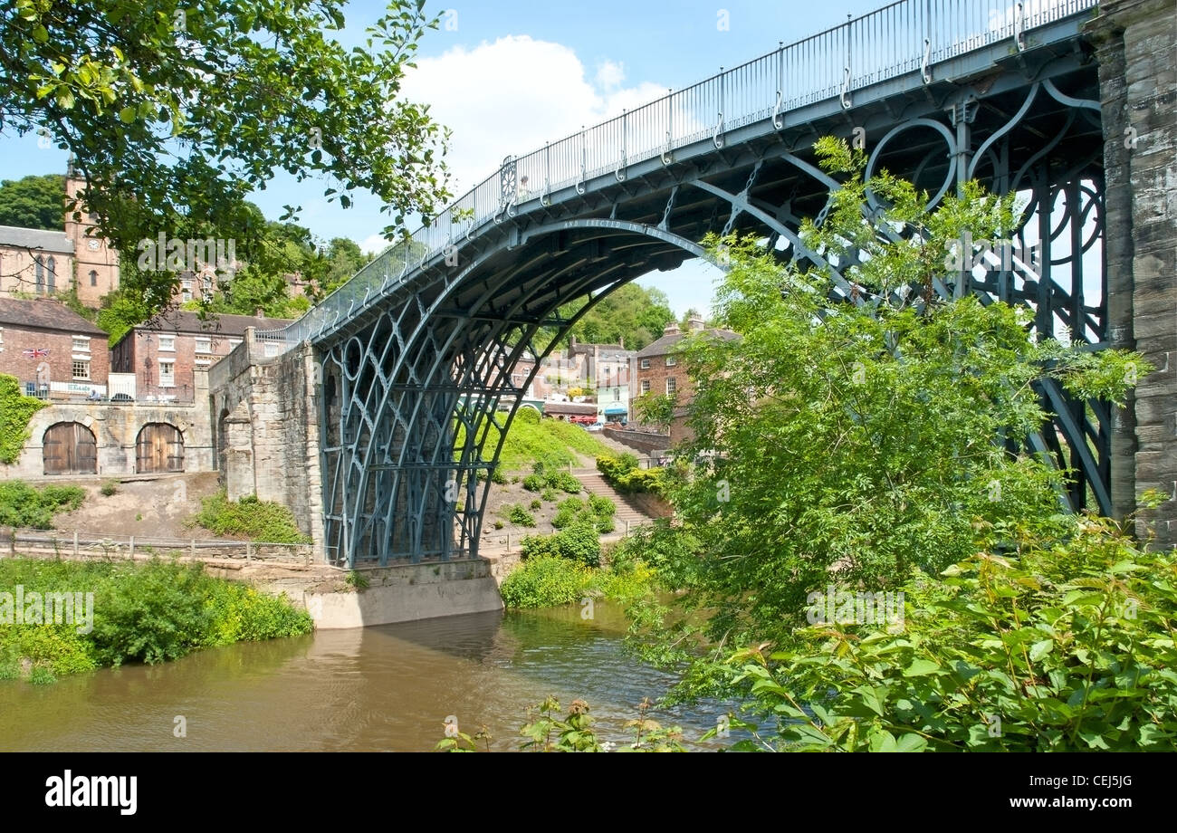 Le premier pont en fonte, fonte à Coalbrookdale en 1779, qui enjambe la rivière Severn à Ironbridge, Shropshire. Banque D'Images