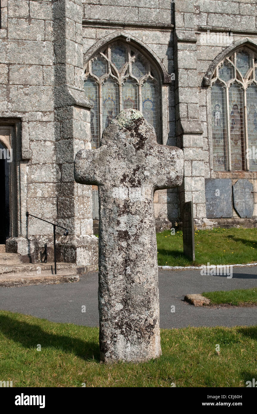 Un 10e siècle croix de granit à l'extérieur de l'entrée à l'église de St Neots, à St.Neot à Cornwall, UK Banque D'Images