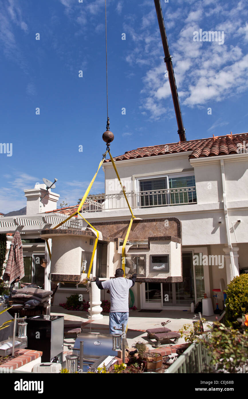 Le levage barbecue / Cuisine de plein air en arrière-cour de la Californie du Sud la maison. © Myrleen Pearson Banque D'Images