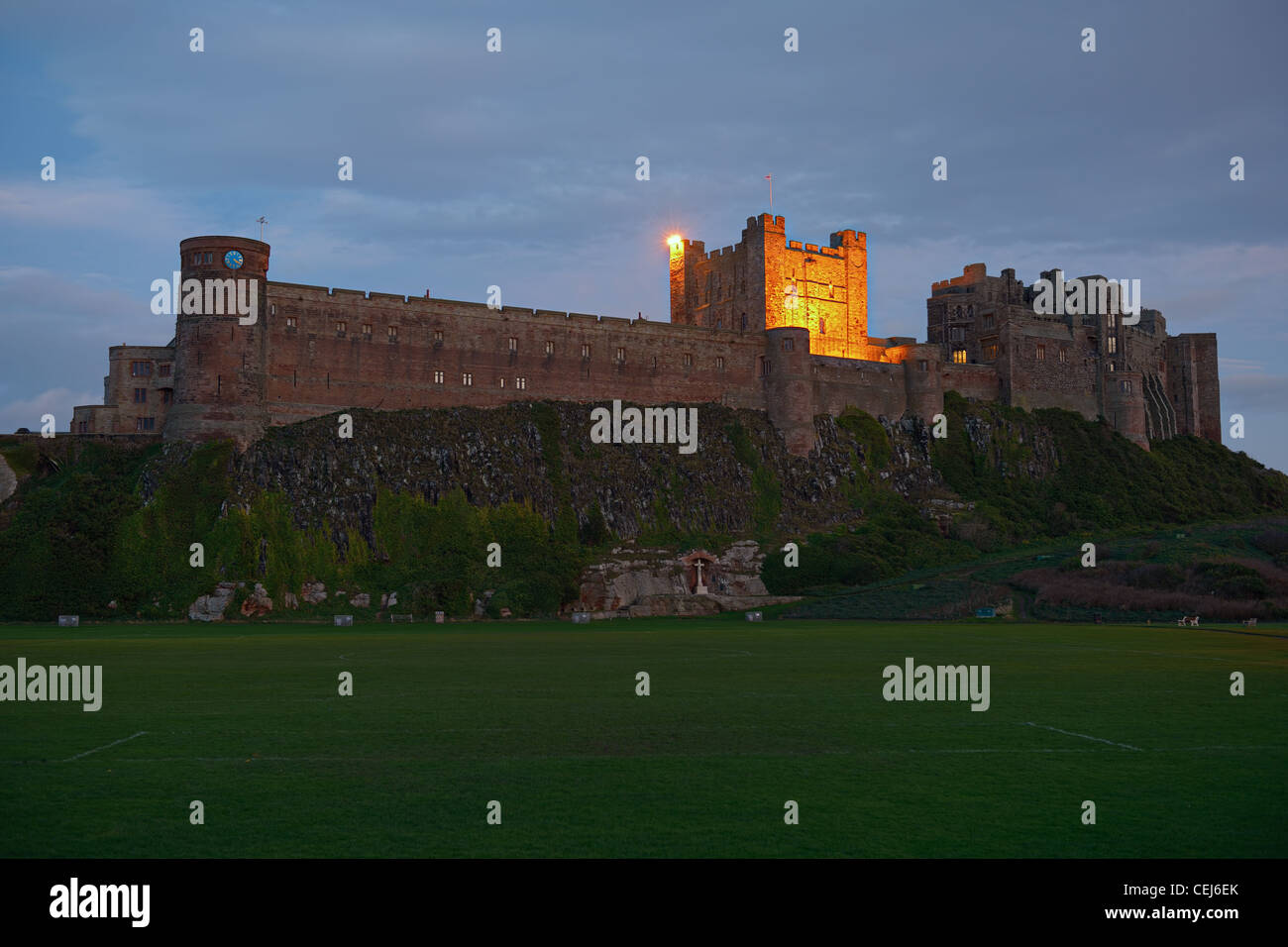 Château de Bamburgh, Northumberland, Angleterre, Royaume-Uni, de l'Ouest, au crépuscule Banque D'Images