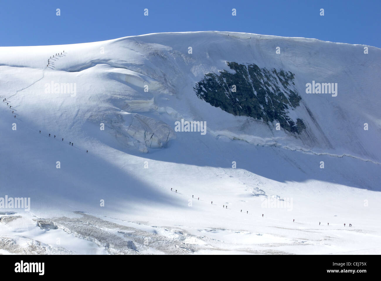 Les randonneurs alpins sur la Haute Route Suisse Banque D'Images