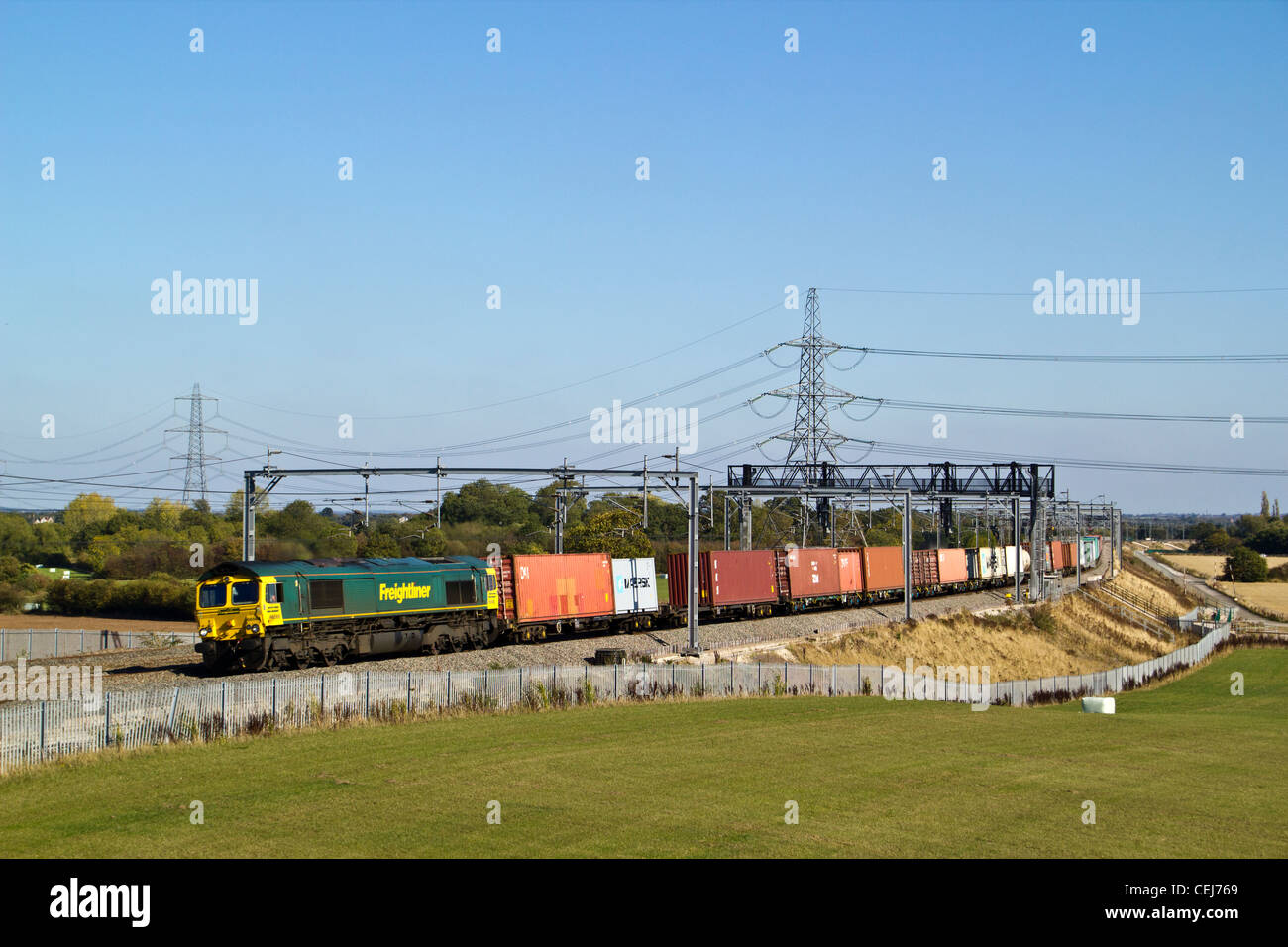 Classe 66 Freightliner et train de marchandises intermodal, Lichfield, Staffordshire, Angleterre. Banque D'Images