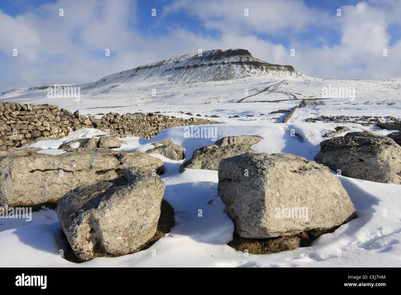 Une vue du sommet d'hiver de Pen-y-ghent, l'un des Trois Pics, une montagne dans le parc national des Yorkshire Dales. Banque D'Images