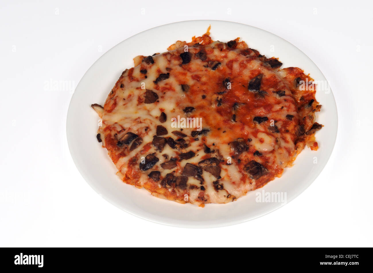 Pizza aux champignons entiers congelés cuits sur plaque blanche sur fond blanc dentelle Banque D'Images