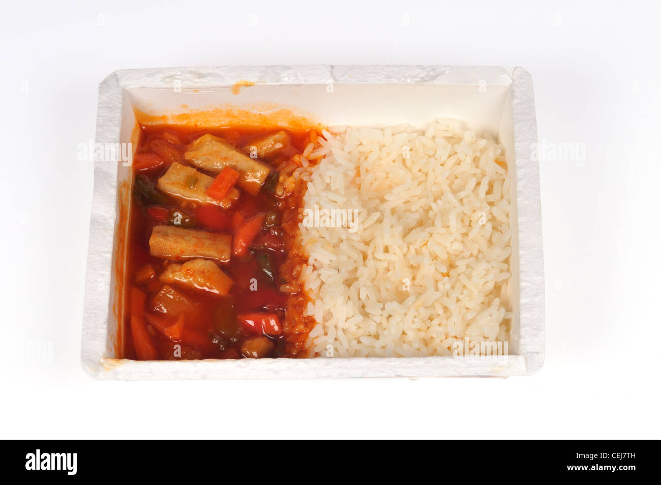 Poulet aigre-doux de la nourriture chinoise avec du riz blanc prêt repas ouvrir paquet sur fond blanc dentelle Banque D'Images