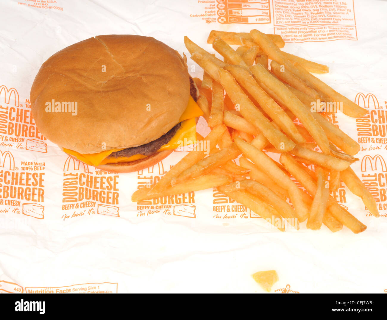 McDonalds cheeseburger double enveloppe sur papier avec des frites ou des chips sur fond blanc USA Banque D'Images