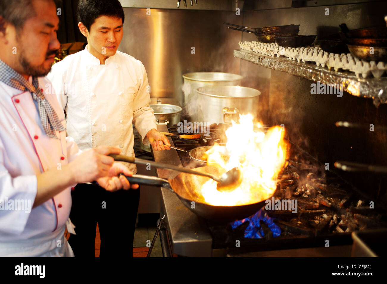 Chef de remuer la friture avec un wok, dans un restaurant coréen Photo  Stock - Alamy