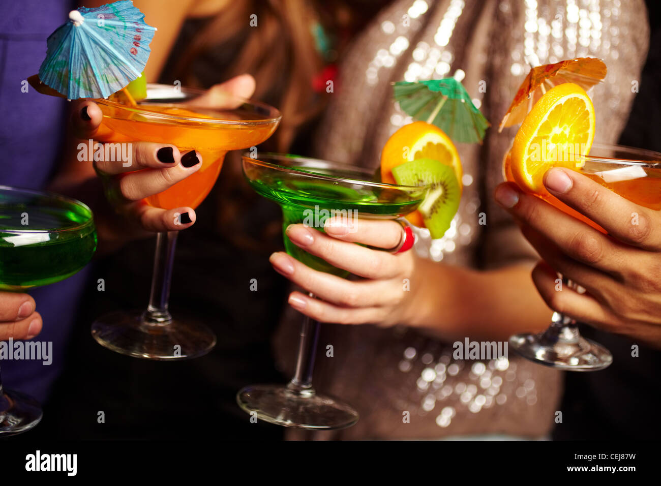 Les jeunes holding cocktails, leurs visages étant offscreen Banque D'Images