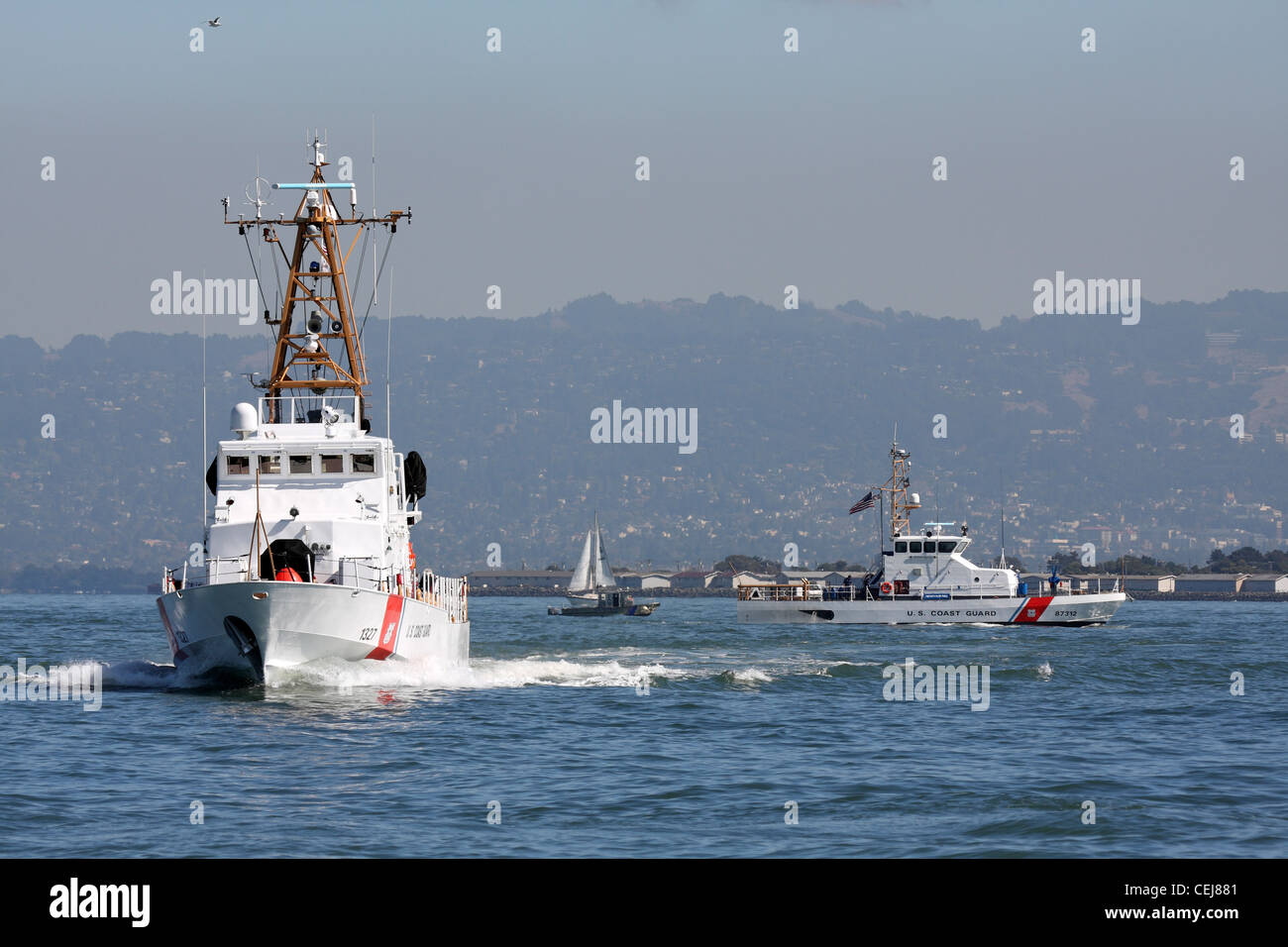 Le pied 110 United States Coast Guard Cutter "Orcas" (WPB1327) et le pied 87 'Coupe' imbriquée sur la baie de San Francisco. Banque D'Images