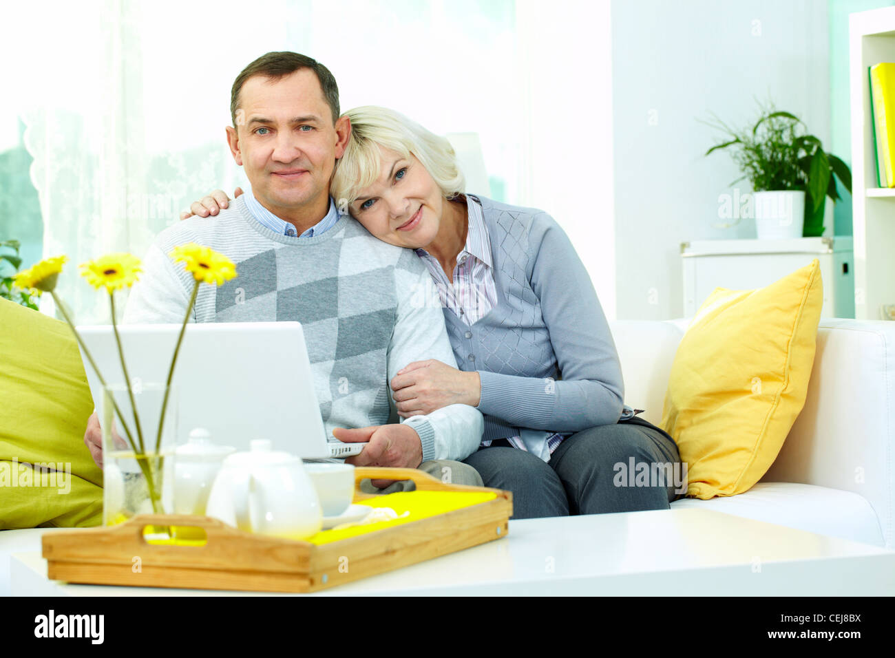 Portrait of romantic couple looking at camera and smiling Banque D'Images