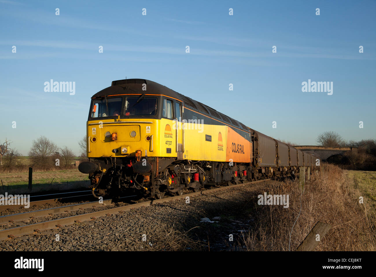 Colas Rail catégorie 47 47727 attend une voie de jonction Stenson, Derby avec un Boston de Washwood Heath chargé metal's train. Banque D'Images