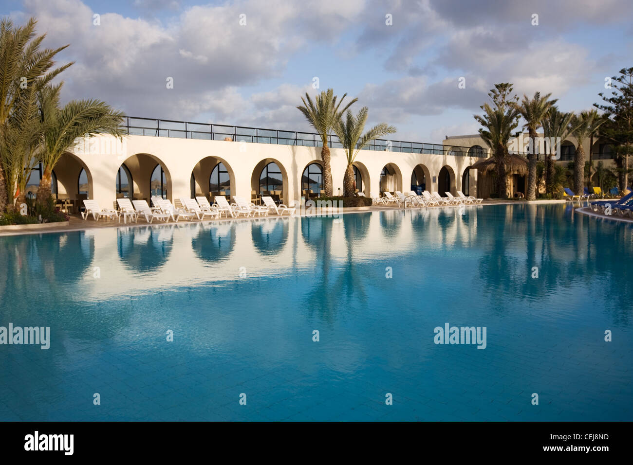 Piscine Tropicale dans la région de Holiday Resort, île de Djerba, Tunisie, Afrique Banque D'Images