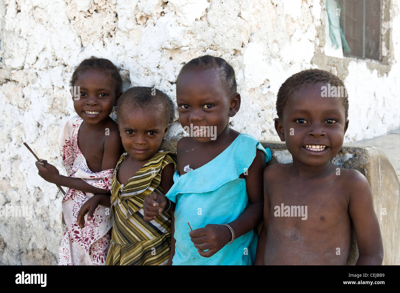 Les enfants dans la glacerie village côte est de Zanzibar, Tanzanie Banque D'Images