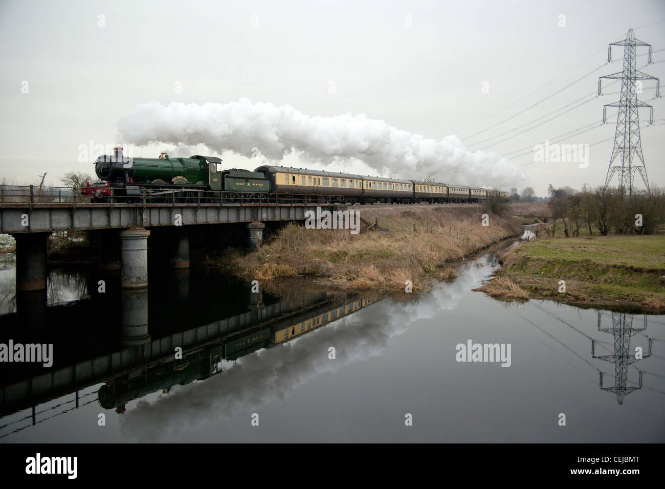 GWR locomotive classe Hall 4965 'rood Ashton Hall' traverse et reflète dans la rivière Soar à Normanton sur Soar, Loughborough Banque D'Images