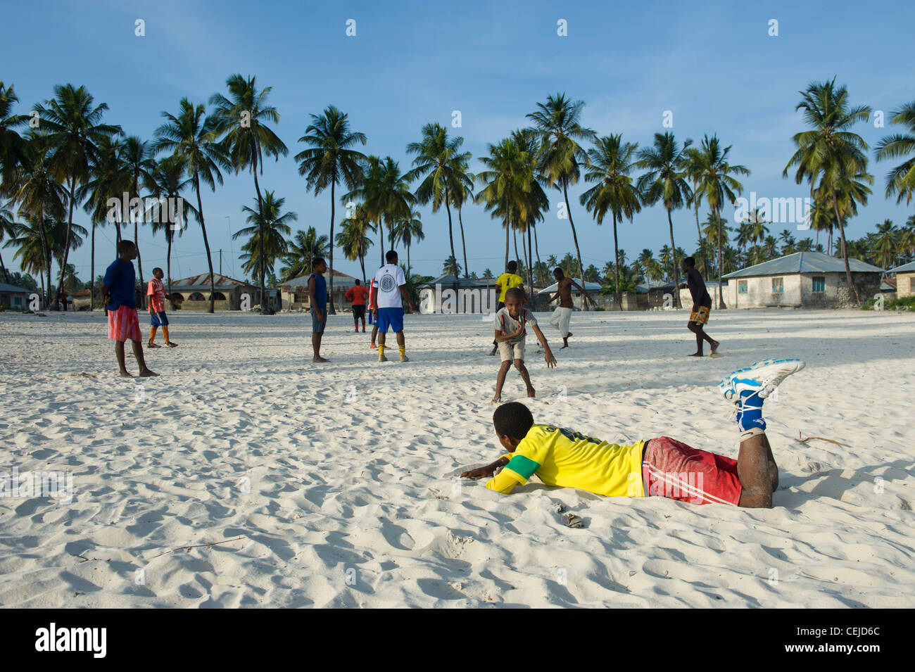 La pratique du football à Bwejuu village côte est de Zanzibar, Tanzanie Banque D'Images
