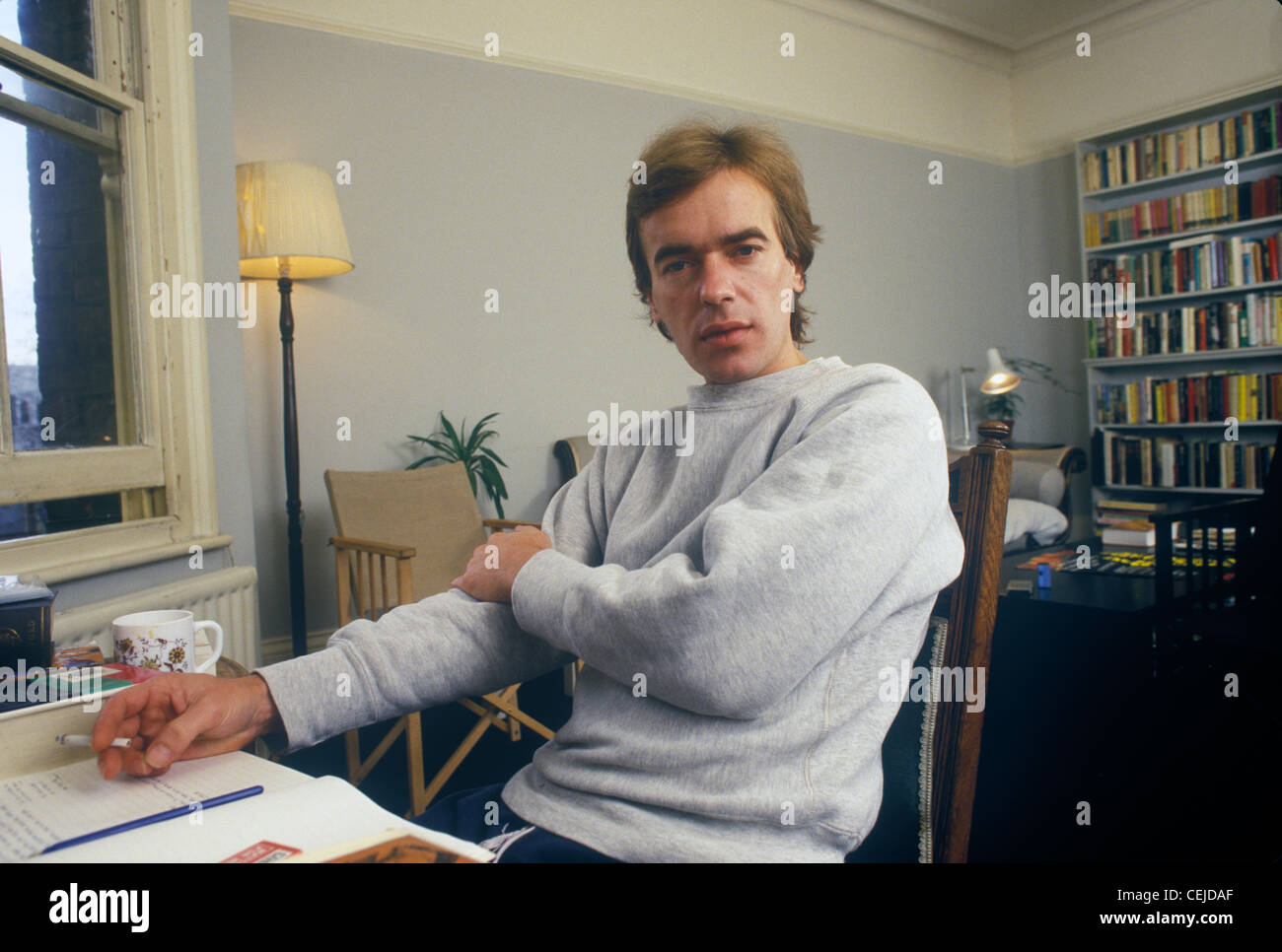 Martin amis portrait de l'auteur dans son bureau Notting Hill West London appartement 54a Leamington Road Villas, Londres W11.1986 années 1980 Royaume-Uni HOMER SYKES Banque D'Images