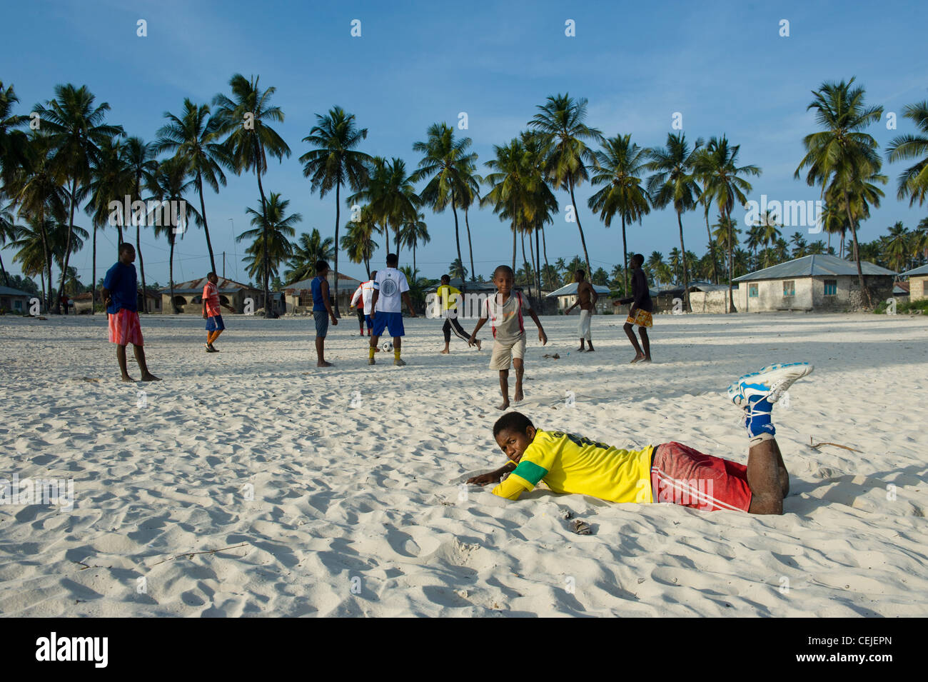 La pratique du football à Bwejuu village côte est de Zanzibar, Tanzanie Banque D'Images