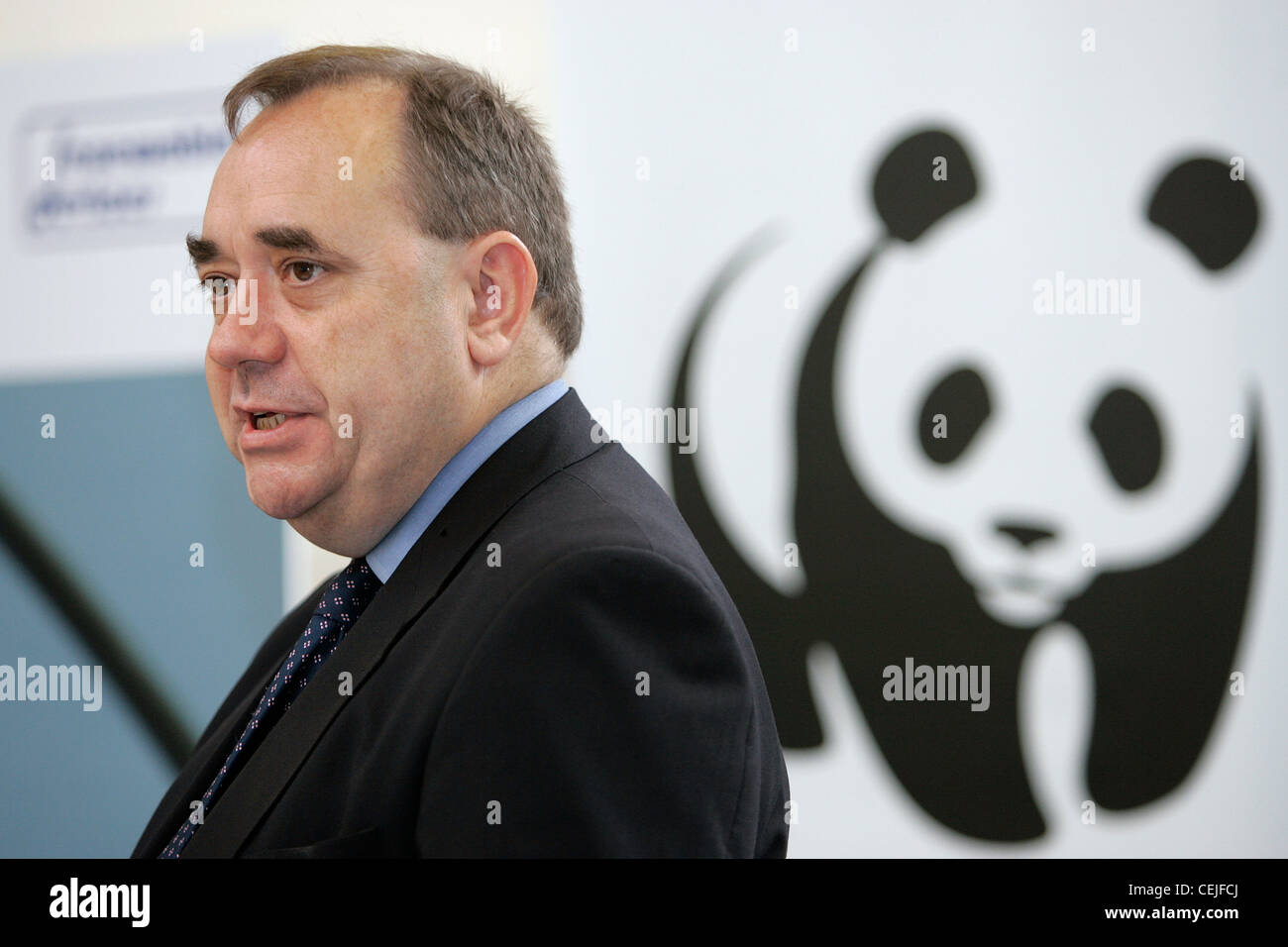 Scotland's Premier ministre Alex Salmond, parlant de l'énergie renouvelable en avant du logo panda WWF. Banque D'Images