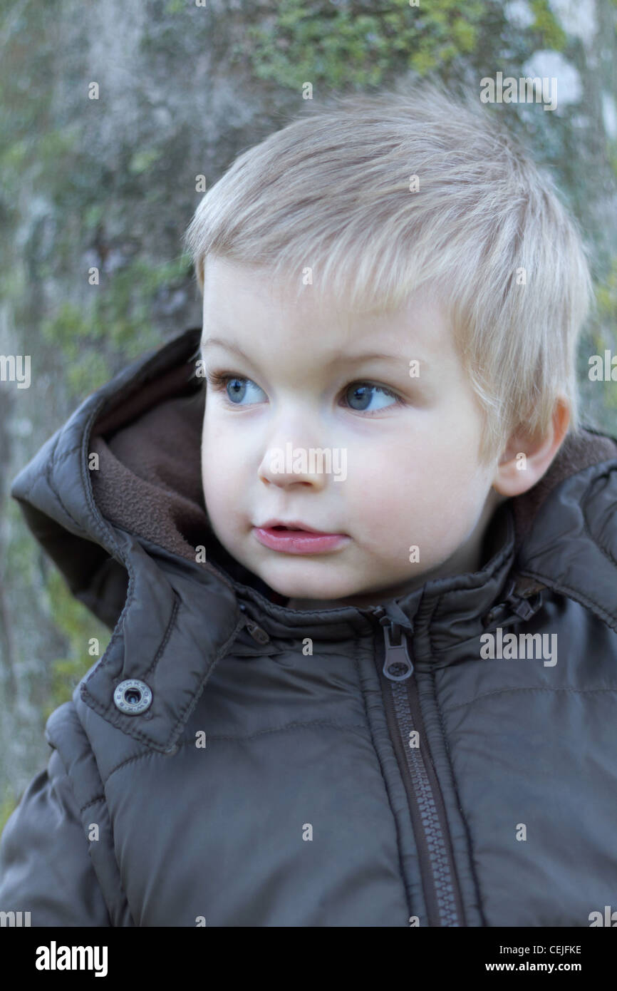 A Les Cheveux Blonds Et Les Yeux Bleus Enfant Vetu D Un Manteau Brun Photo Stock Alamy A Les Cheveux Blonds Et Les Yeux Bleus Enfant Vetu D Un Manteau Brun Photo Stock Alamy