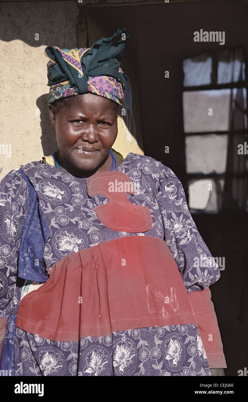 Femme Herero dans sa porte dans le village de Purros, au nord-ouest de la Namibie Banque D'Images