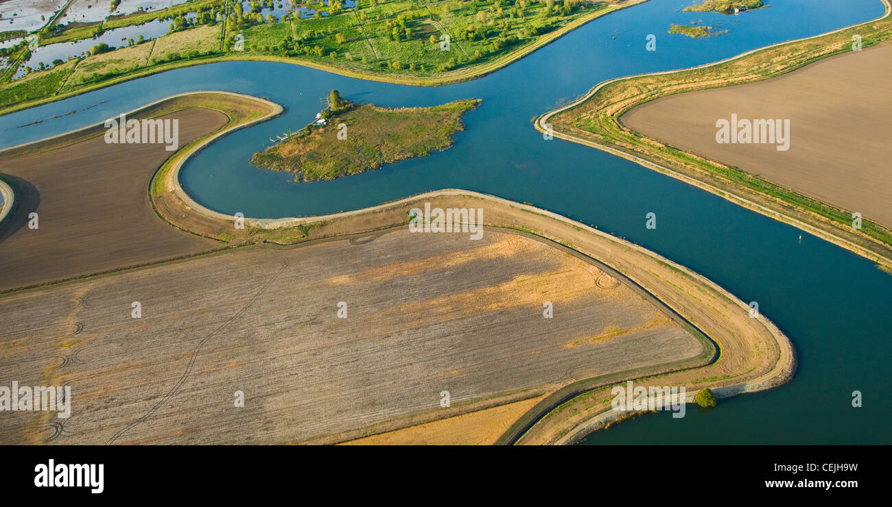 Agriculture - vue aérienne des terres agricoles et des cours d'eau dans la rivière San Joaquin Delta / ouest de Stockton, Californie, USA. Banque D'Images