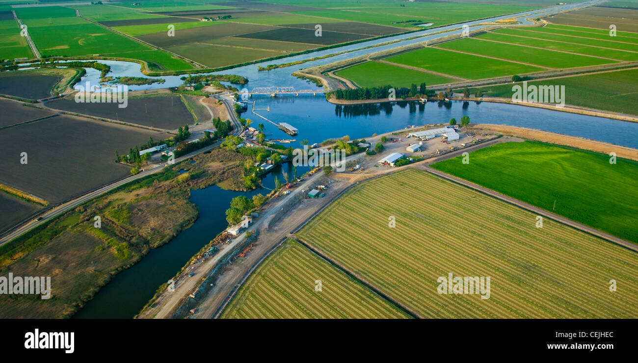 Agriculture - vue aérienne des terres agricoles, des rivières et une marina à la rivière San Joaquin Delta / Californie, USA. Banque D'Images