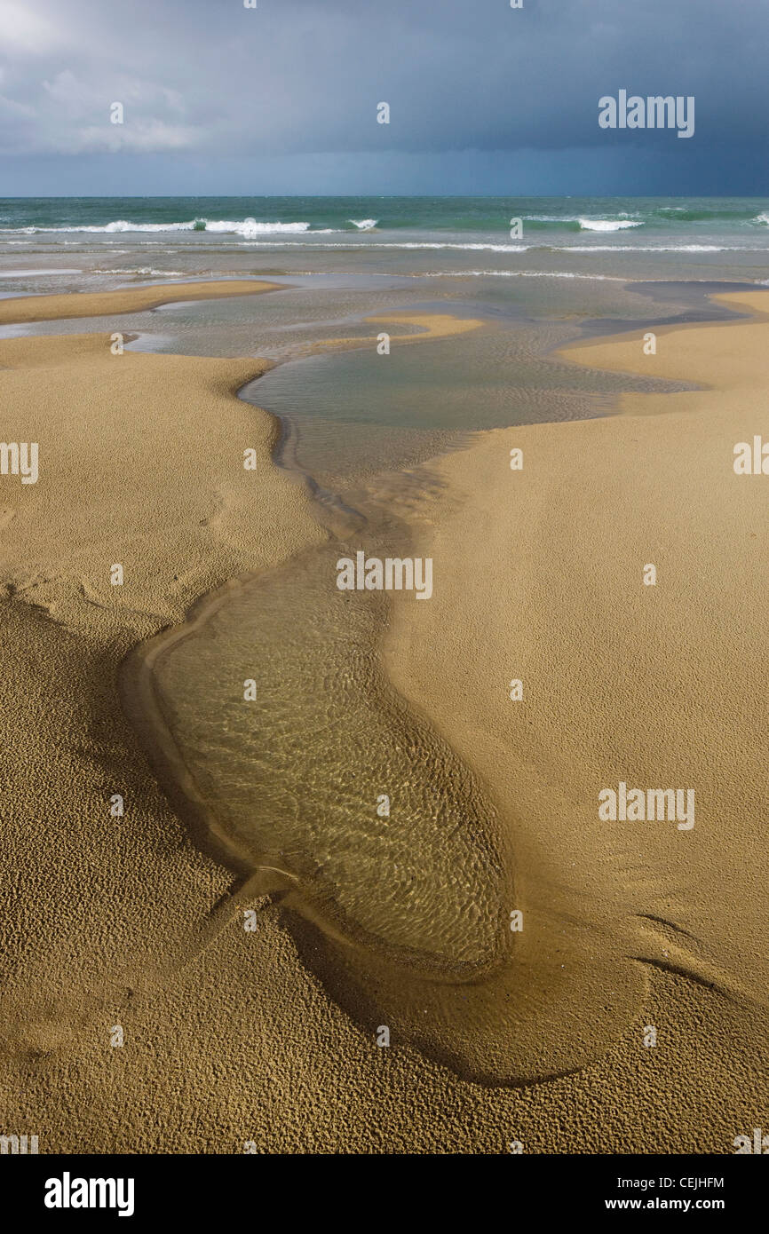 Les mares d'eau sur le sable plage à marée basse et de nuages de pluie au Cap Blanc Nez, Pas-de-Calais, France Banque D'Images