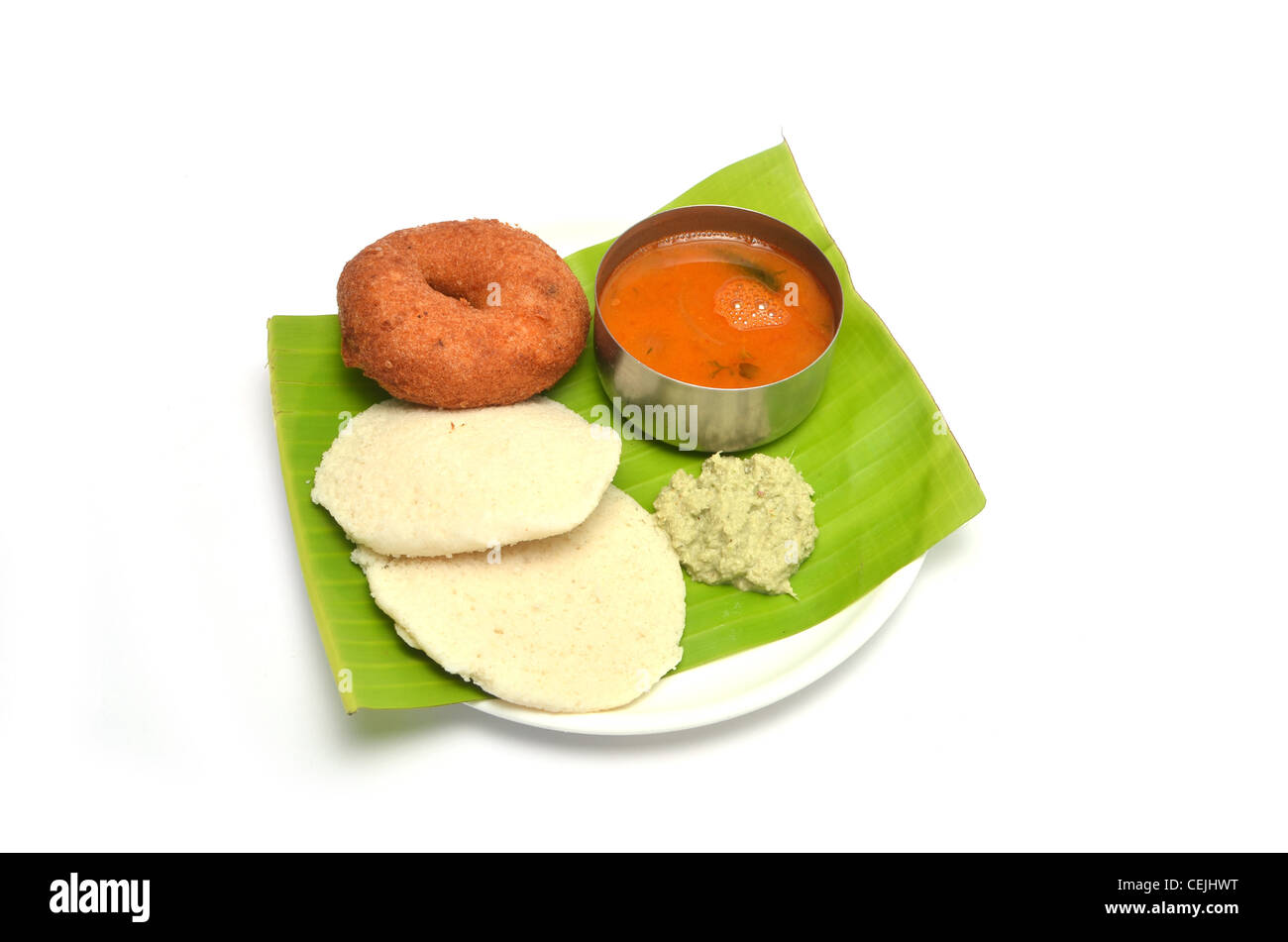 Idli, Vada, sambar et chutney, South Indian petit-déjeuner servi sur des feuilles de banane, isolé sur fond blanc Banque D'Images