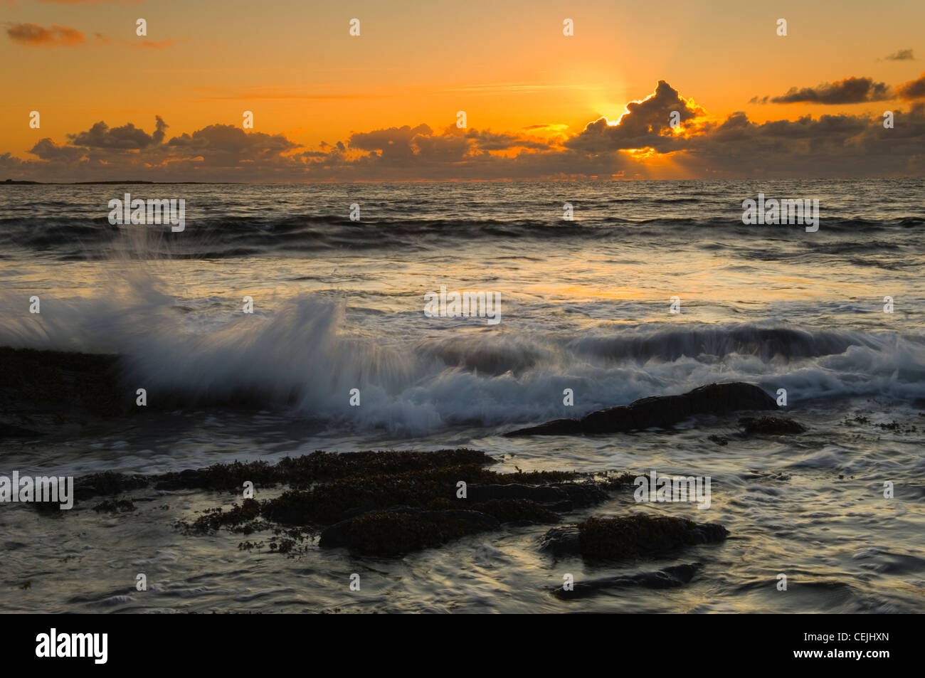 Coucher de soleil depuis la côte de Westray Papa dans les îles Orkney, en Écosse. Banque D'Images
