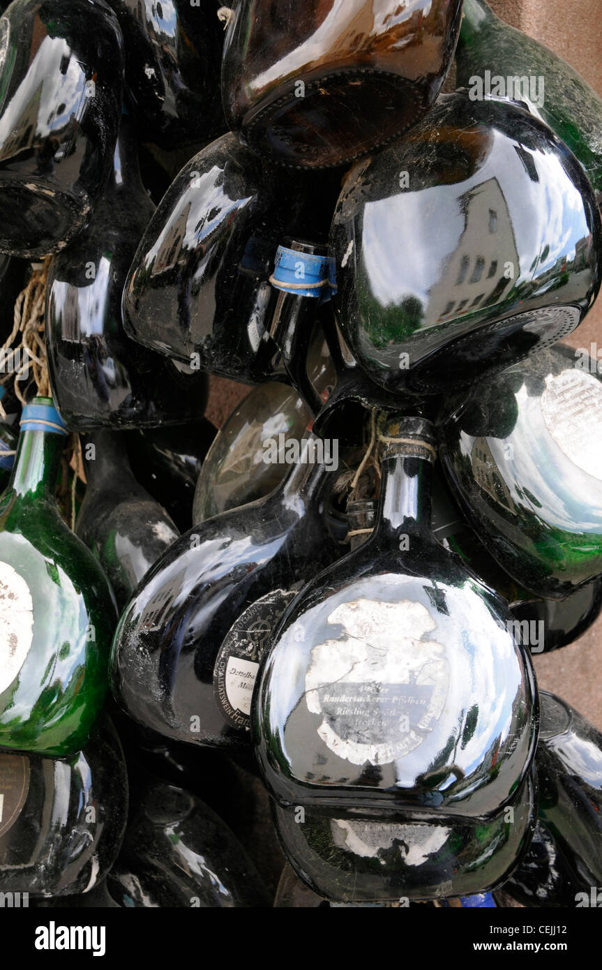 Un mur de restaurant présentant un rack de bouteilles de vin locales vides de la région franconienne de Nuremberg, Bavière, Allemagne. Le vin franconien est cultivé Banque D'Images