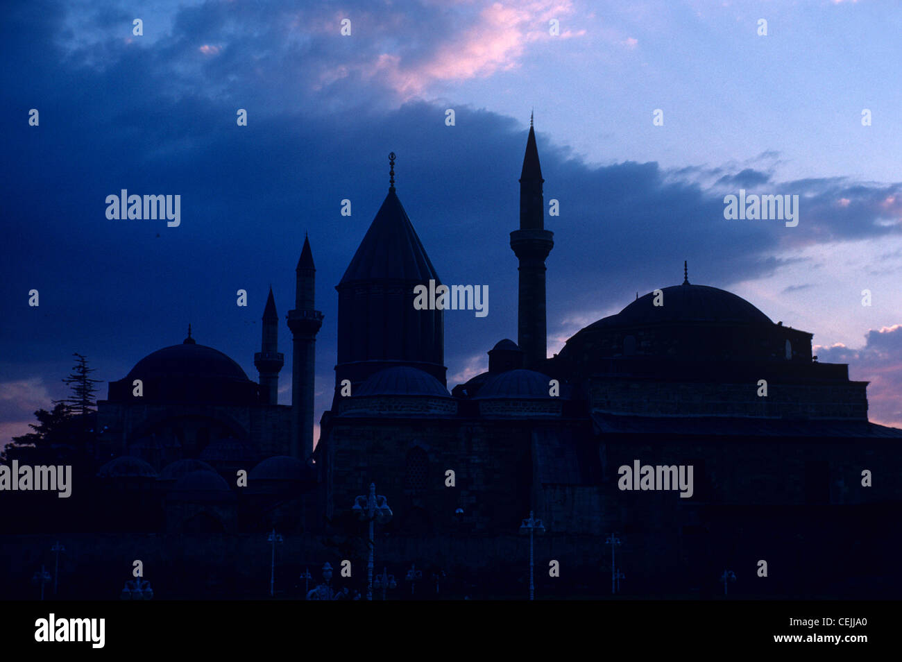 Vue de nuit de la ligne d'horizon de la mosquée Selim et du complexe du musée Mevlana et du tombeau de Rumi, Konya, Turquie Banque D'Images